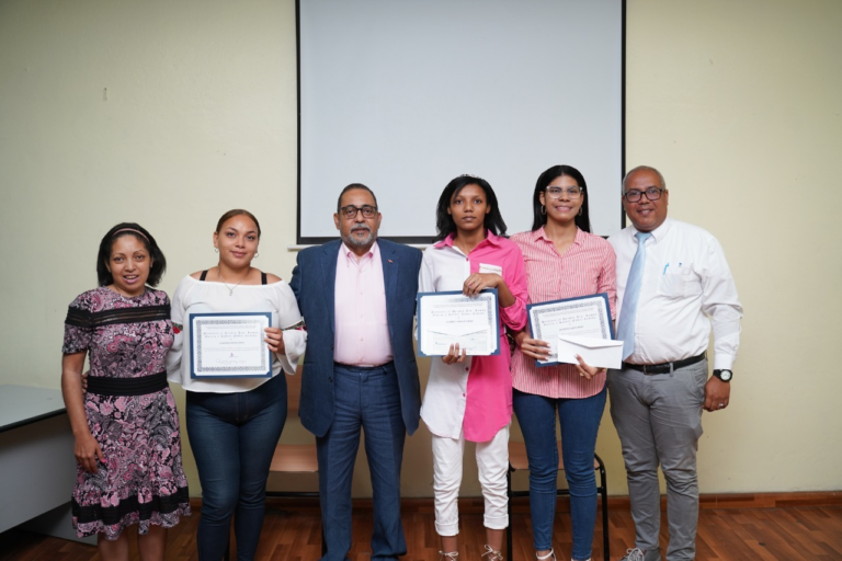 Premian la excelencia académica de tres estudiantes del Liceo Juan Pablo Duarte 